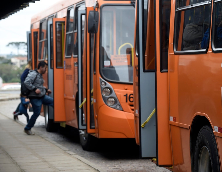  Dois casos de arrastões e assaltos são registrados por dia em ônibus de Curitiba no primeiro semestre de 2019