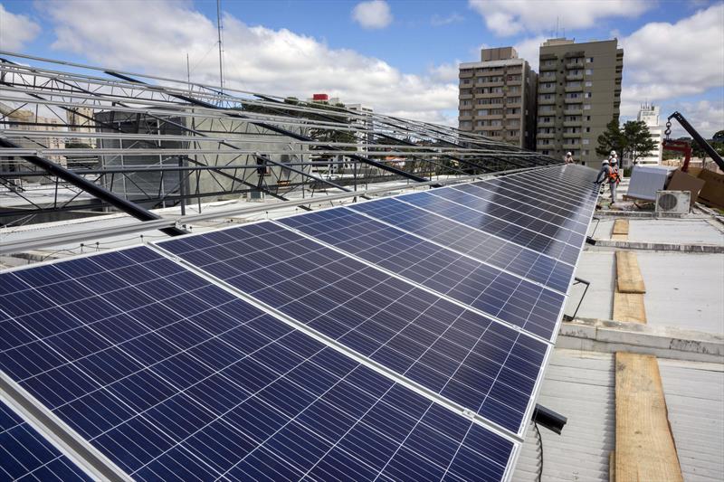 Prédio da prefeitura passa a ter 50% da energia produzida por painéis solares