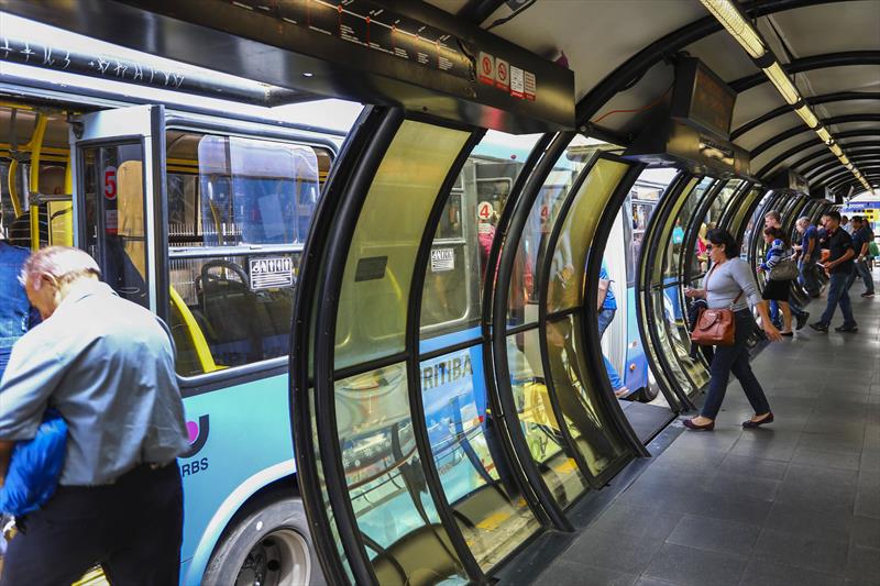  Depois de 6 anos, cresce número de passageiros pagantes nos ônibus de Curitiba