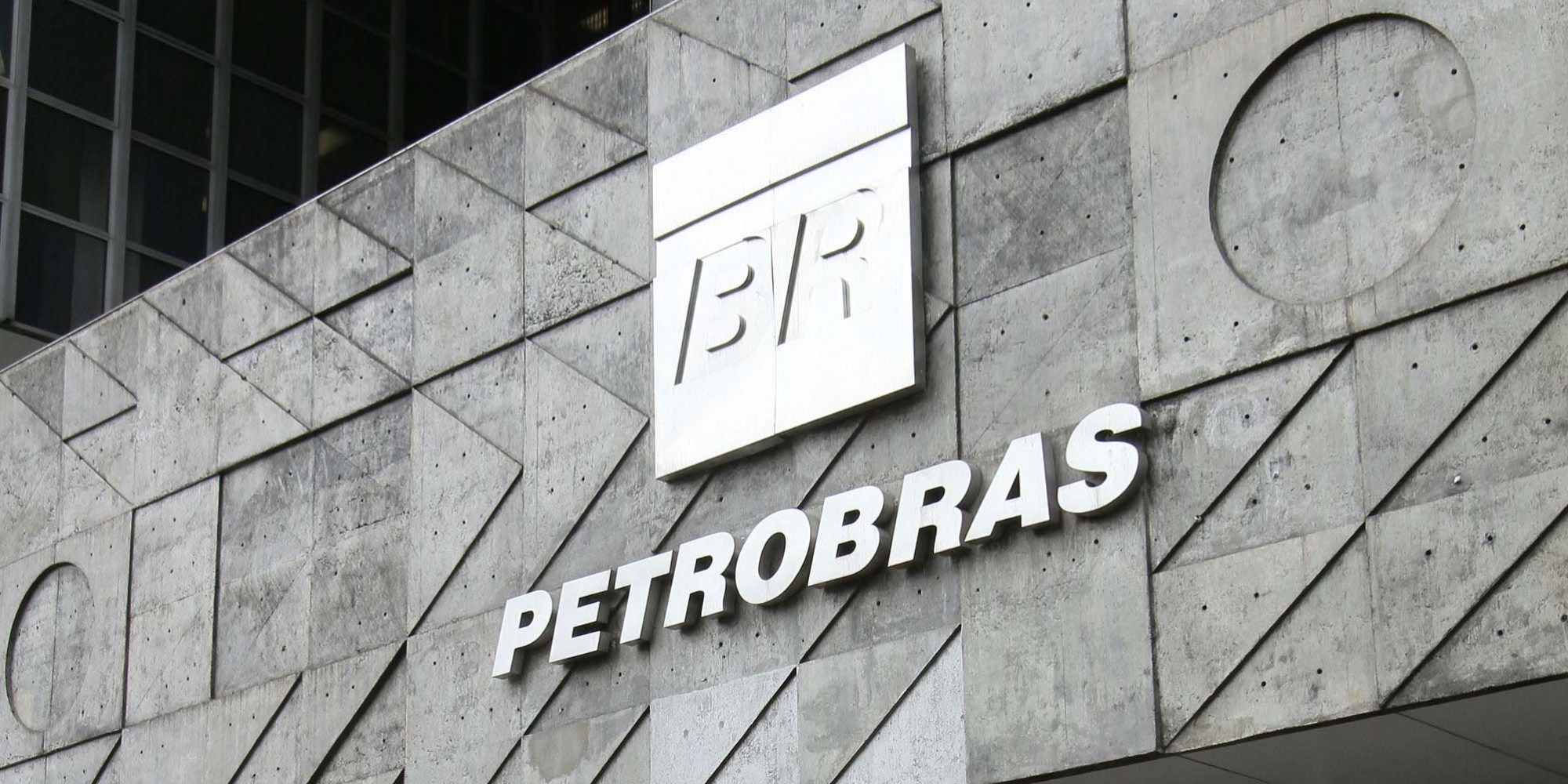  Petrobras anuncia reajuste de 4,2% para a gasolina e de 0,8% para o diesel