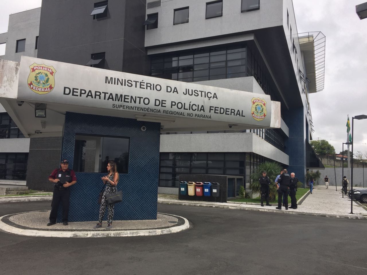  Defesa de Lula se manifesta contrária à transferência do petista da sede da Polícia Federal
