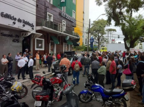  Porteiros de Curitiba e RMC continuam em greve