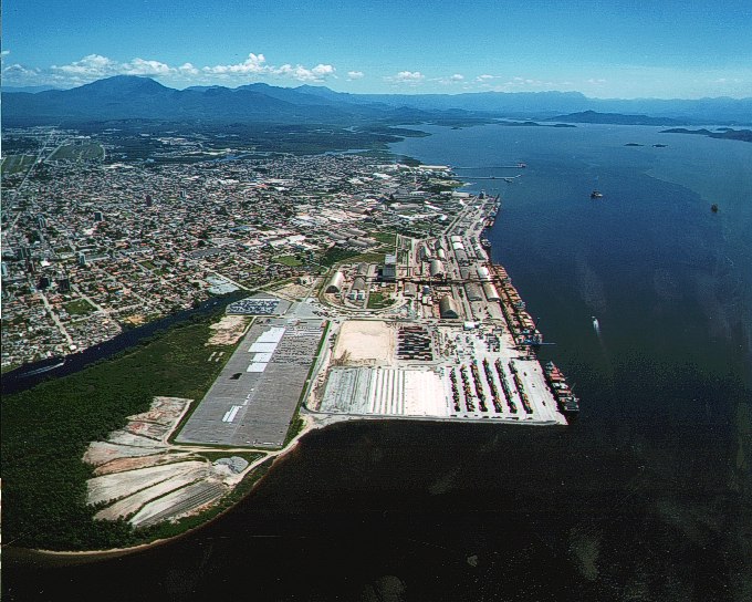  122 navios aguardam para embarcar no Porto de Paranaguá
