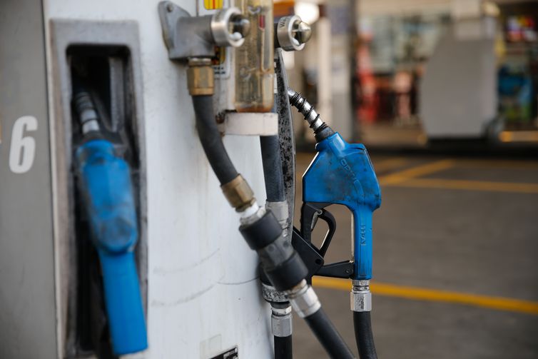  Gasolina está mais cara em Curitiba