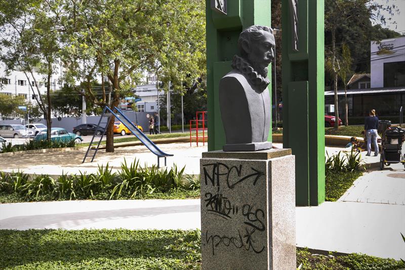  Prefeitura faz retirada de peças de bronze em praças de Curitiba