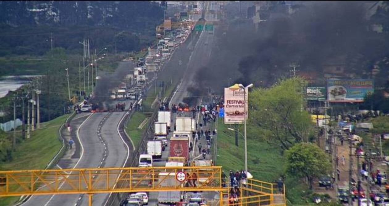  Protesto bloqueia a BR 277 por duas horas no limite de Curitiba com São José dos Pinhais