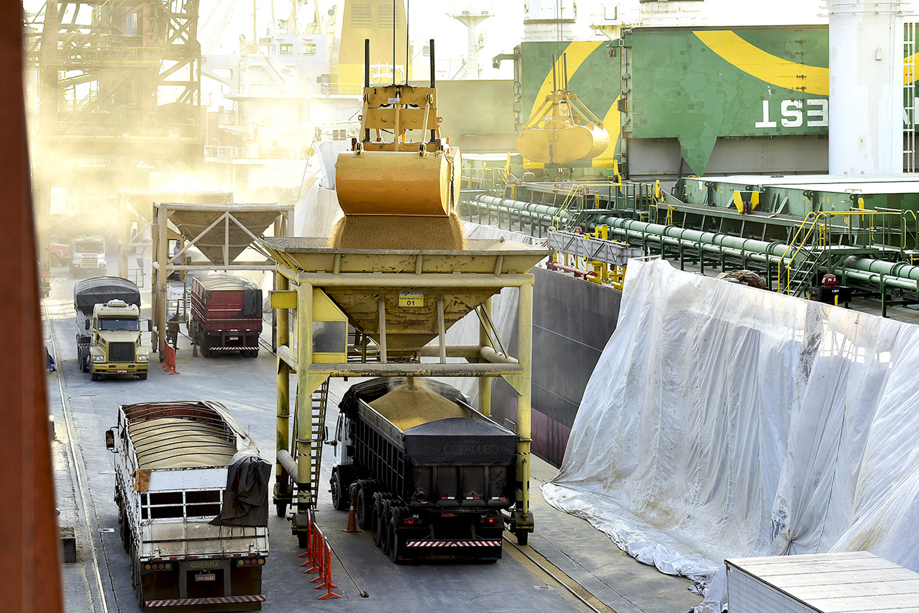  Porto de Paranaguá tem recorde na descarga de granéis sólidos