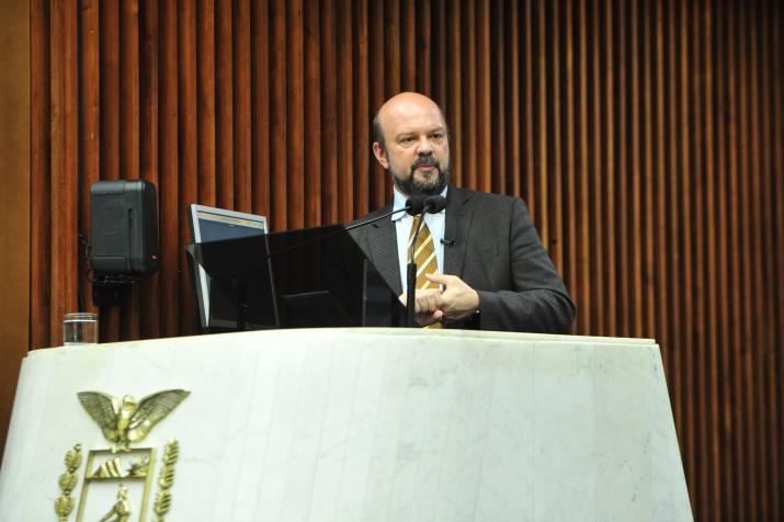 G1 - Professor Ricardo Marcelo Fonseca é eleito reitor da UFPR - notícias  em Educação