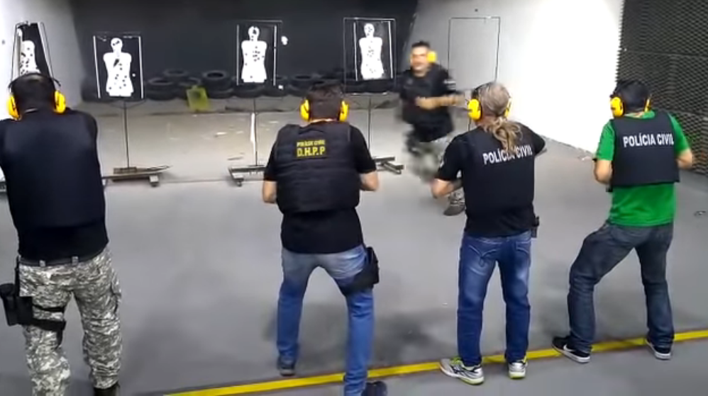  Vídeo mostra instrutor na linha de tiro durante treinamento da Polícia Civil do Paraná