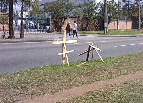  MST deixam cruzes em avenida para lembrar massacre de Carajás