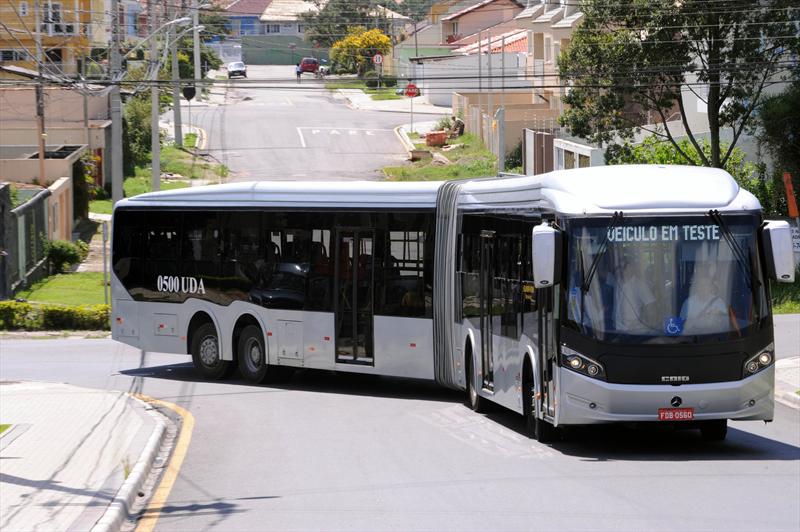  Ônibus superarticulado é testado em Curitiba