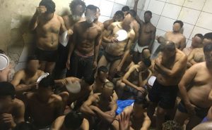 Delegacia mantém 81 presos num espaço construído para oito