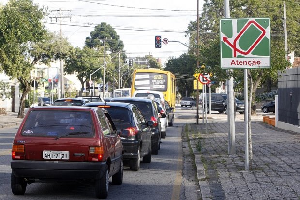  Trânsito no bairro Santa Cândida é complicado em horários de pico