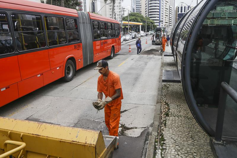  Duas estações-tubo do Centro de Curitiba são interditadas por causa de obras
