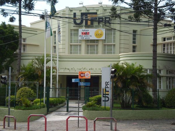  Estudantes de instituições federais realizam protesto ao lado da UTFPR