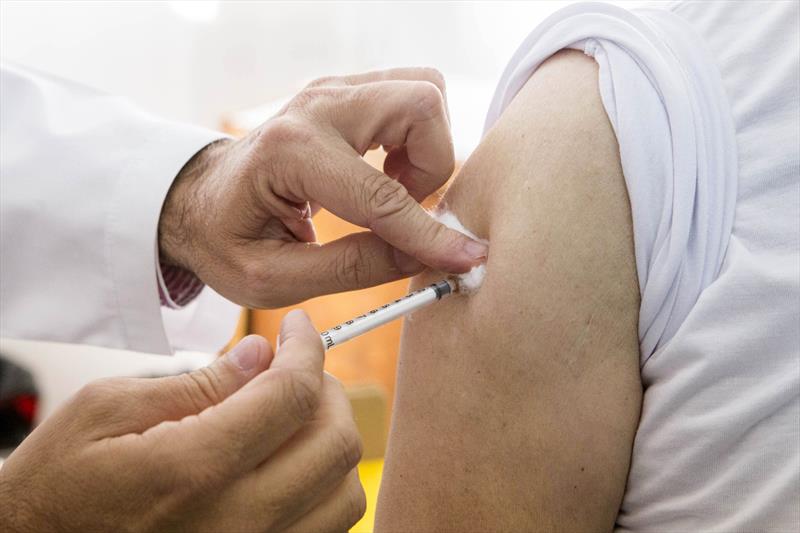  74% do público-alvo da campanha de vacinação contra a gripe em Curitiba já foram imunizados