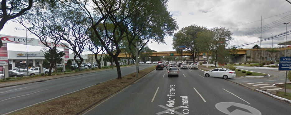  Três carros batem e um deles capota na Avenida Victor Ferreira do Amaral