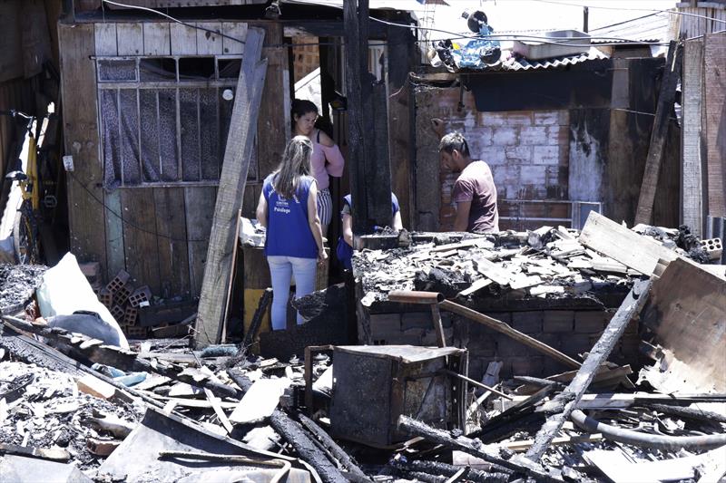  ONG e voluntários reconstroem casas atingidas por incêndio em Vila da CIC