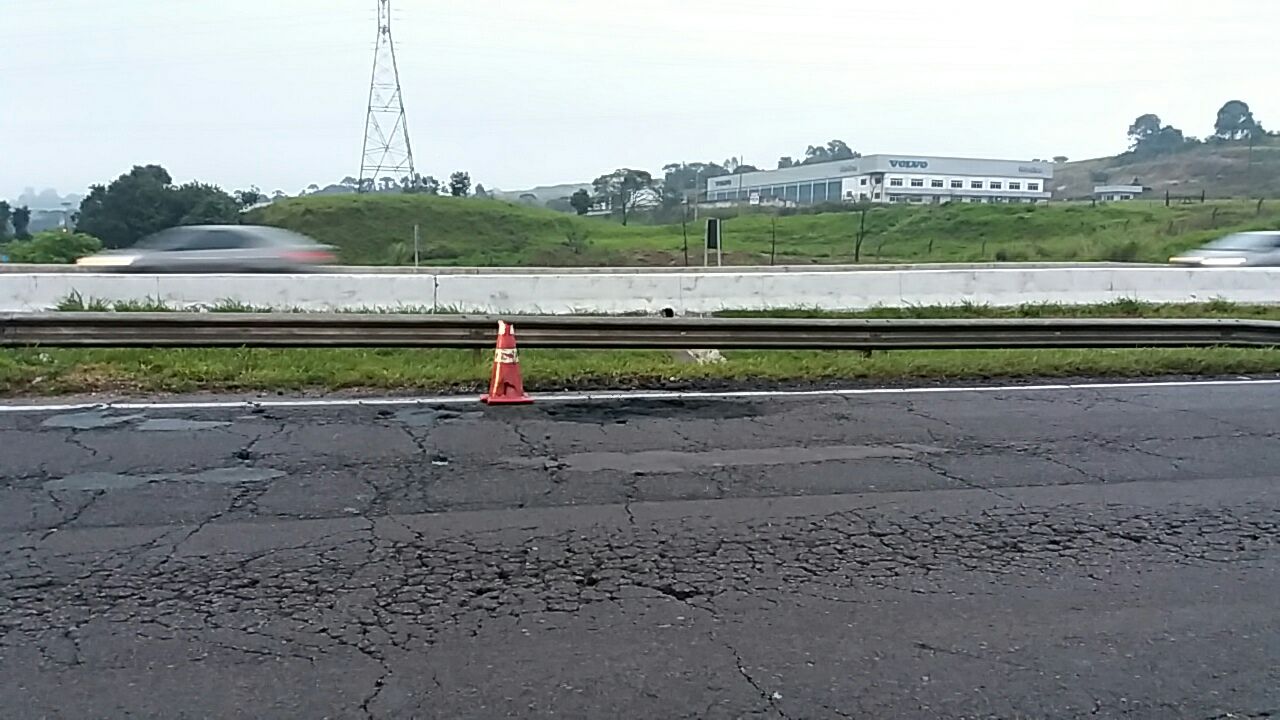  DNIT promete conserto na pista do Contorno Sul após motoristas terem prejuízo com buraco na via