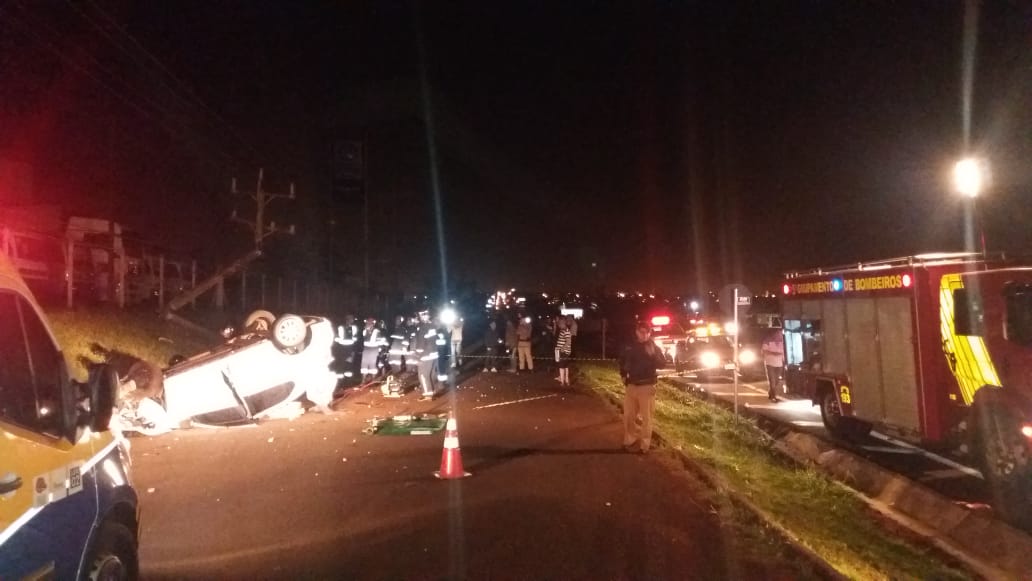  Motorista morre após carro capotar e bater em poste na BR-376, em Marialva, no Norte