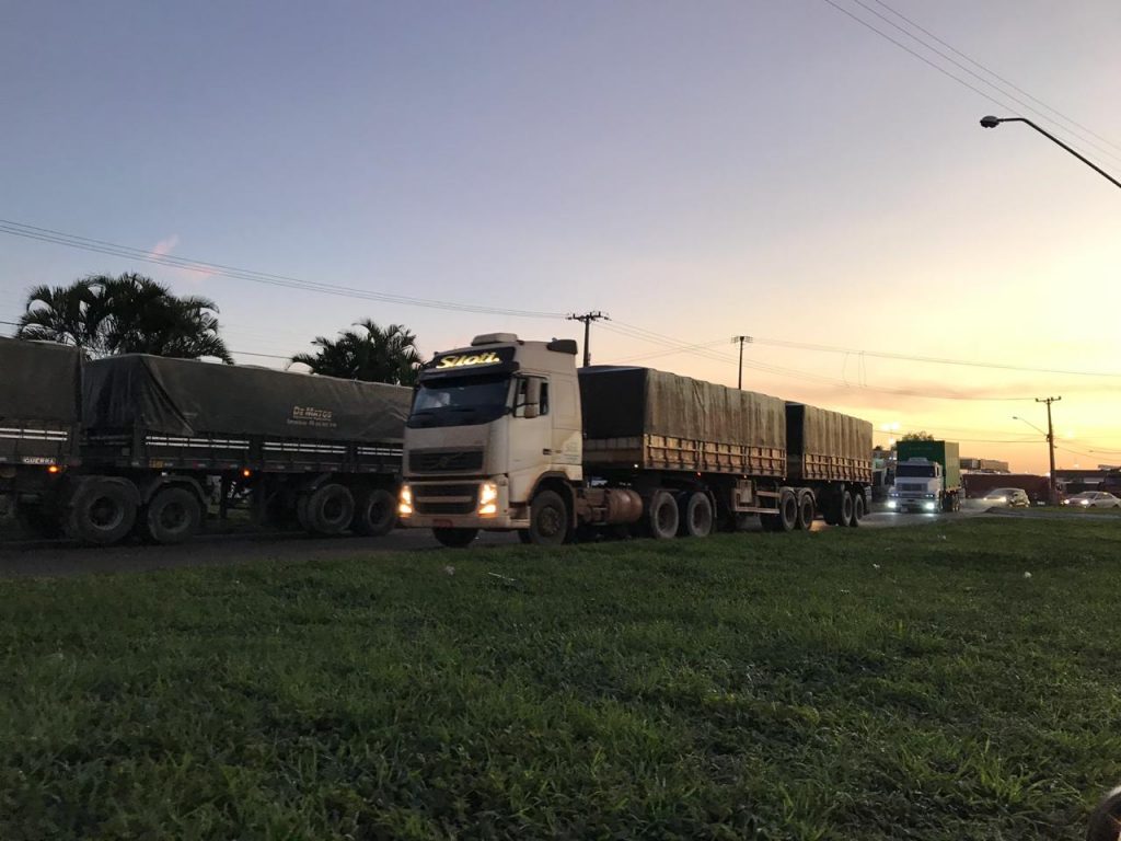 Excesso de caminhões que levam produtos ao Porto de Paranaguá gera problemas no trânsito da cidade