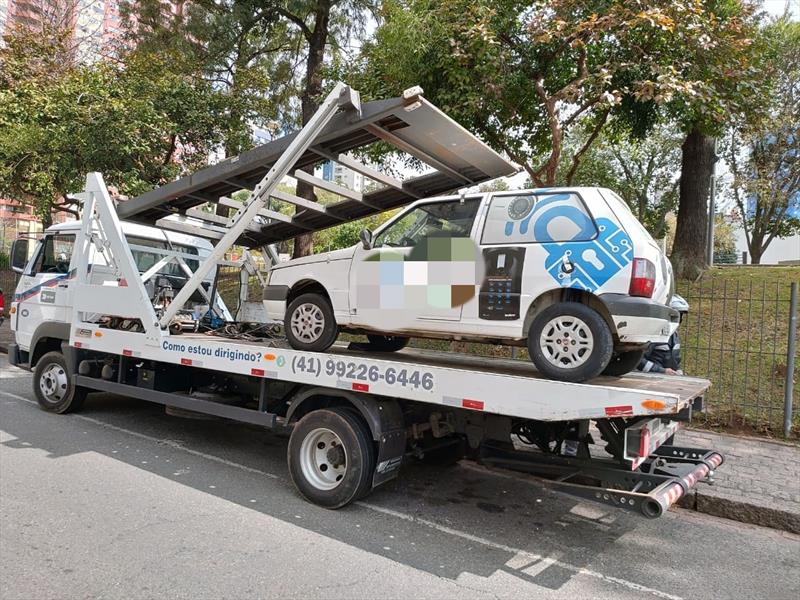 Carro com R$ 78 mil em débitos é apreendido no Centro de 