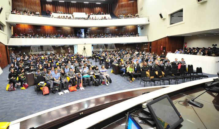  Com foco no ENEM, Assembleia Legislativa leva centenas de estudantes ao Plenário e disponibiliza aulas online