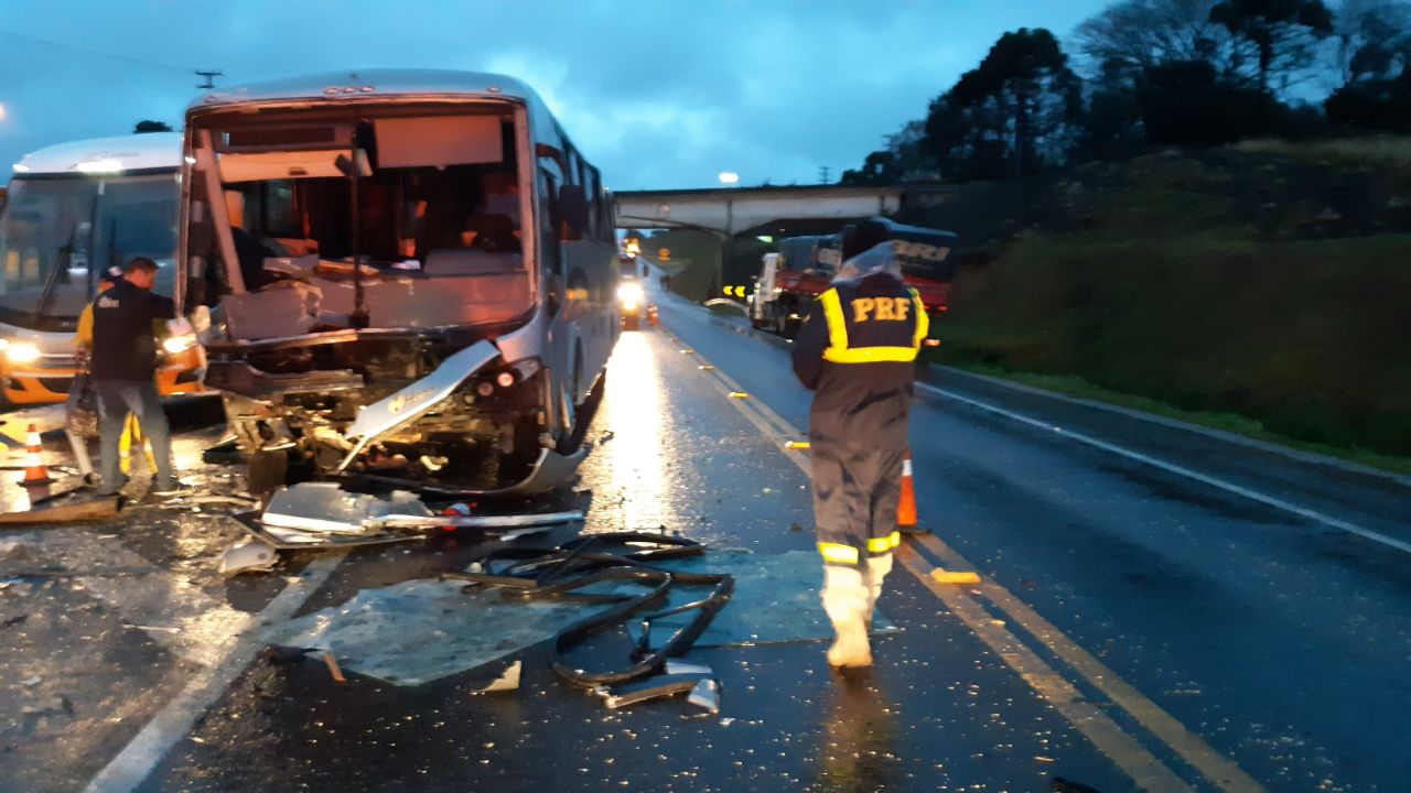  Acidente entre ônibus e caminhão deixa duas pessoas feridas na BR-476, na região da Lapa
