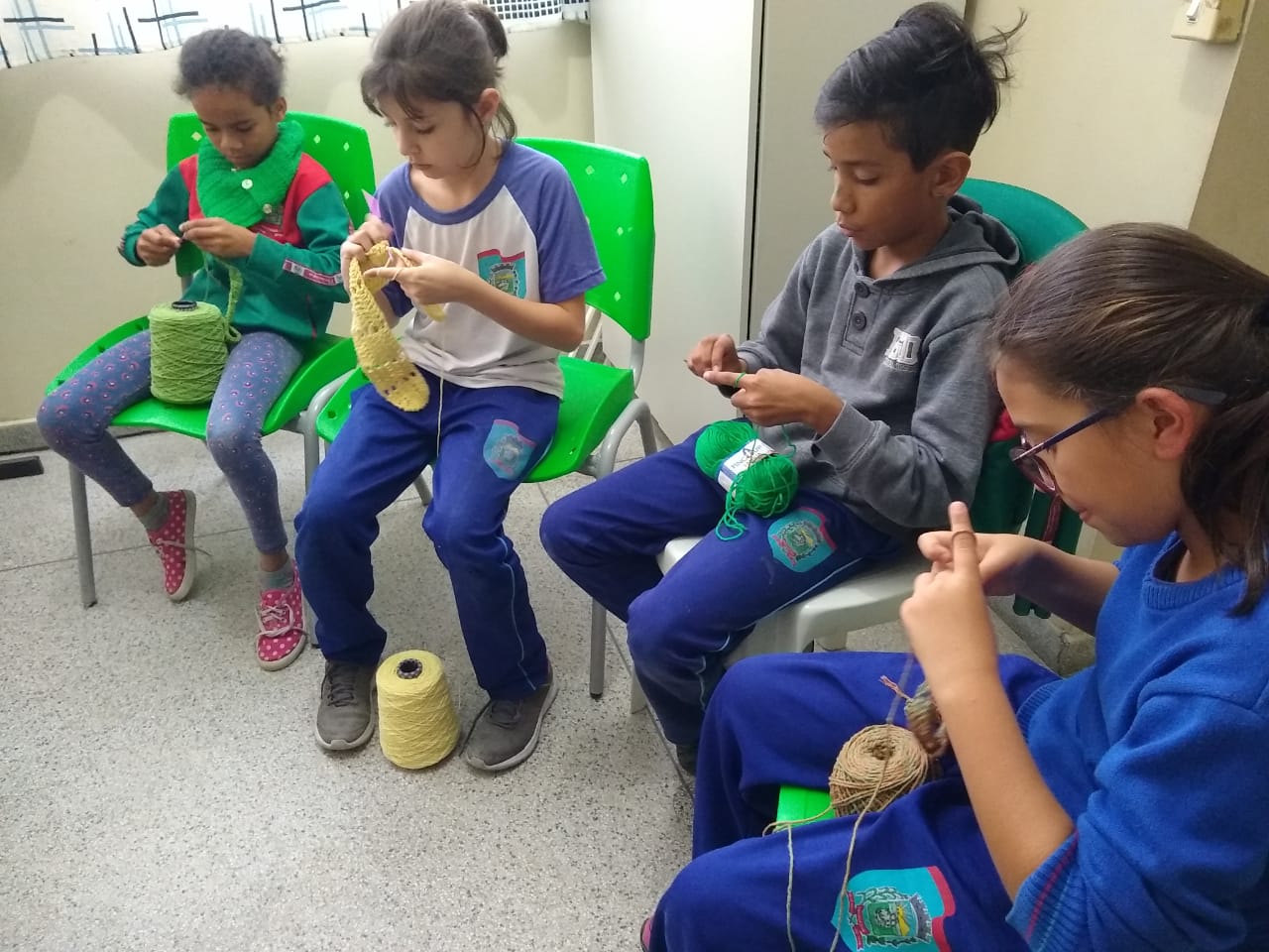  Escola de Paranaguá usa crochê e tricô como instrumentos didáticos