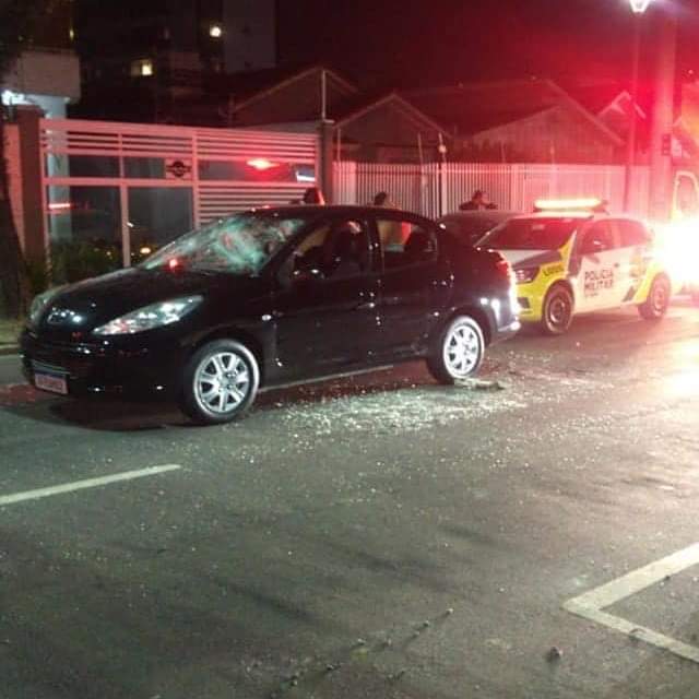  Polícia tenta identificar torcedores que destruíram carro e agrediram casal de torcida rival em Curitiba