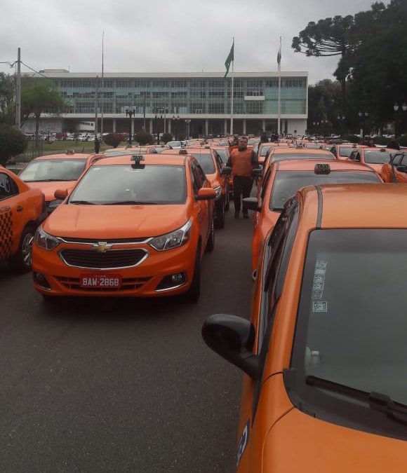 Taxistas protestam pedindo aumento da fiscalização do transporte por aplicativo