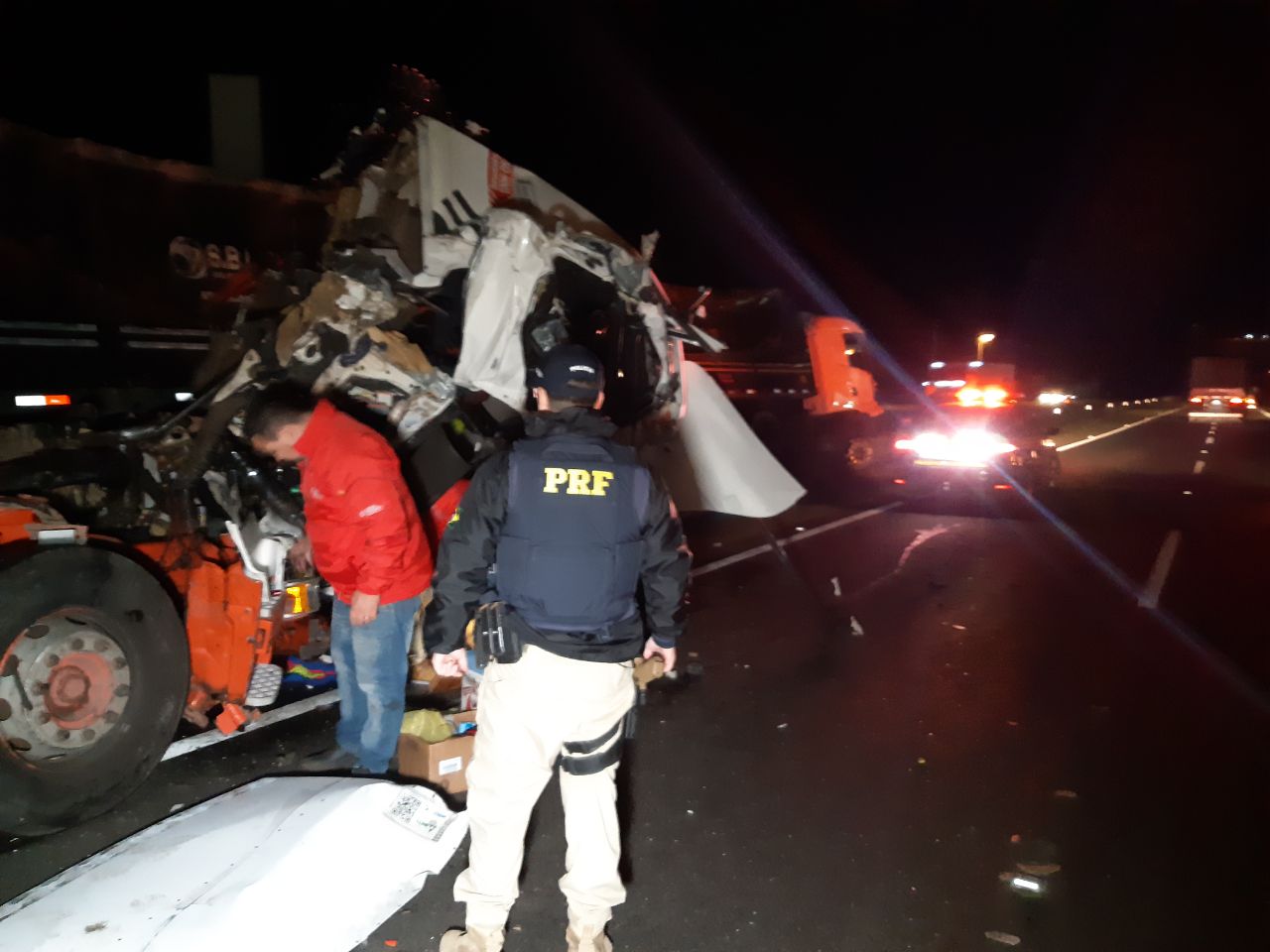  Acidente entre três caminhões deixa pessoa ferida na BR-376, em Ponta Grossa