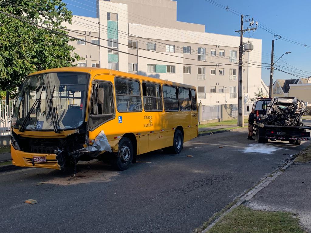  Acidentes com ônibus deixam oito feridos em Curitiba