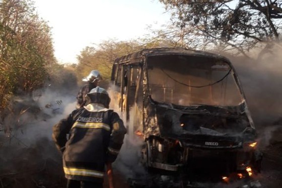  Ônibus escolar que levava 15 crianças pega fogo no interior do Paraná