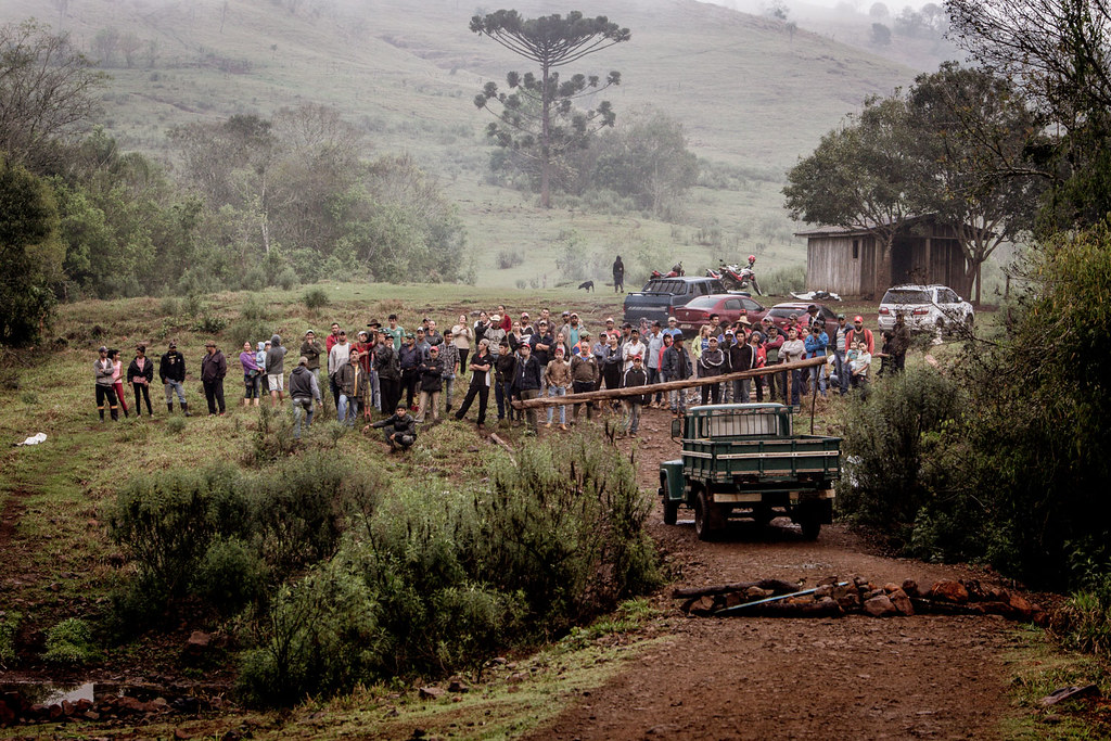  PM desocupa área em Laranjal, no Centro do Paraná, onde estavam acampadas 54 famílias sem-terra