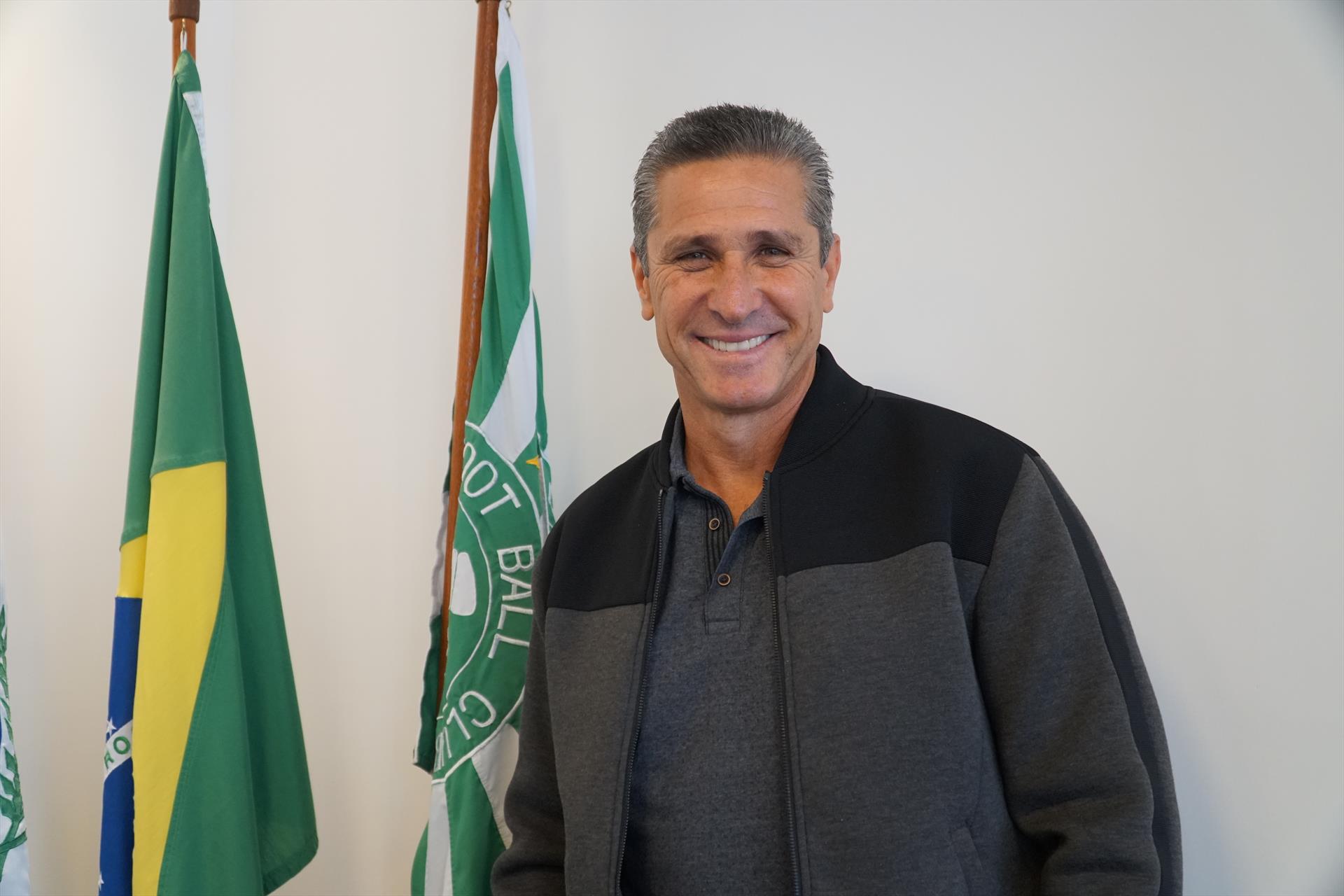  Jorginho assume o Coritiba com a missão de levar novamente o clube para a Série A do Brasileirão