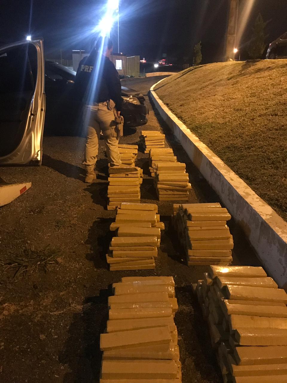  PRF apreende 454 tabletes de maconha em São José dos Pinhais após veículo se envolver em acidente