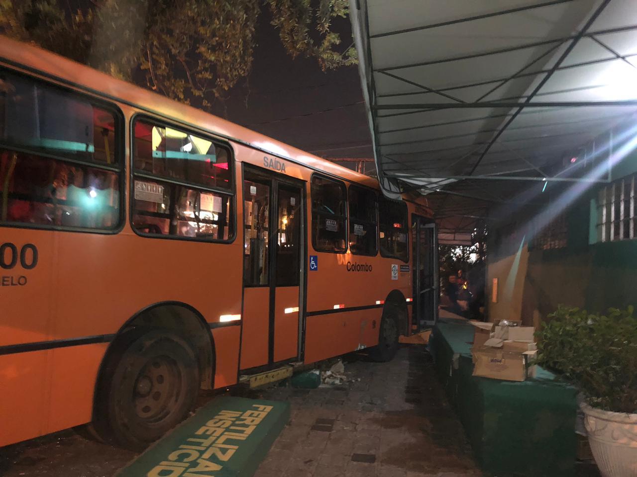  Motorista passa mal e bate ônibus contra entrada de loja em Curitiba