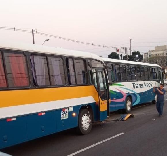  Acidente entre dois ônibus deixa mais de vinte feridos na Avenida Comendador Franco