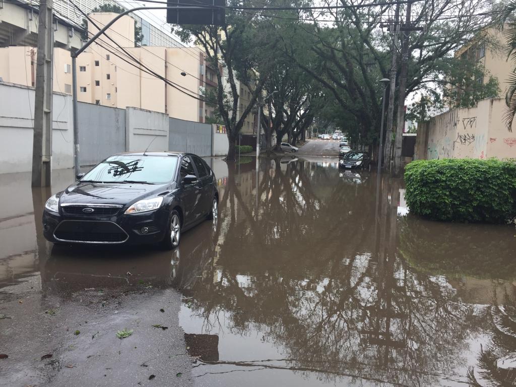  Em 15 minutos, Curitiba registra o volume de chuva esperado para quase uma semana