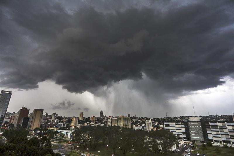  Paraná está em alerta para chuva forte nesta terça-feira