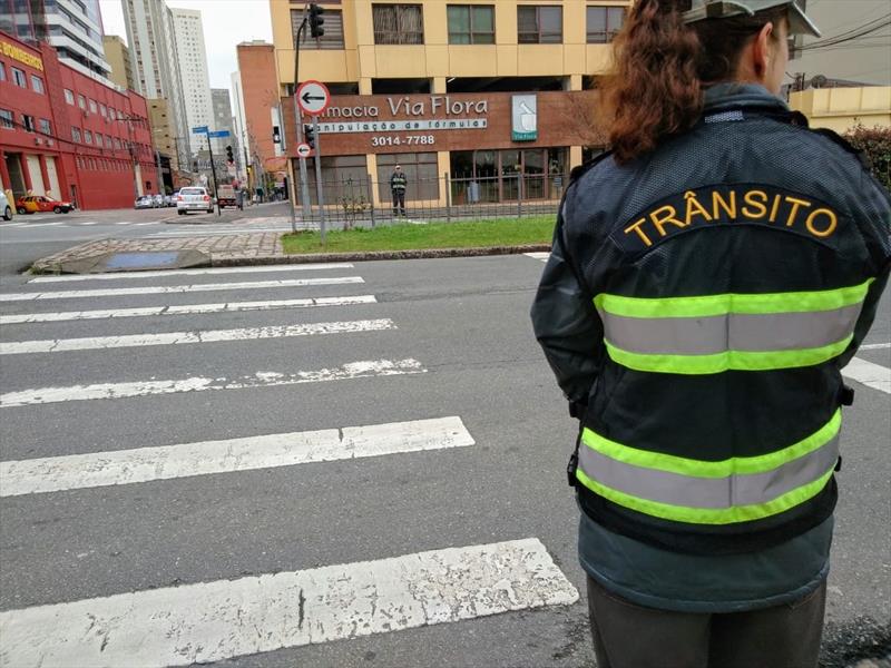  Motoristas e pedestres recebem orientações em ruas que ficam no centro de Curitiba