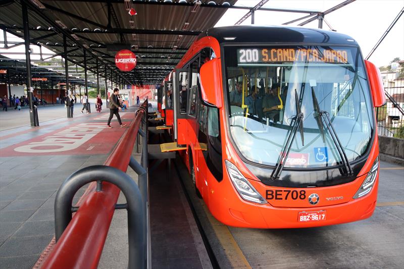  Curitiba estuda criação de aplicativo para chamar ônibus do transporte coletivo
