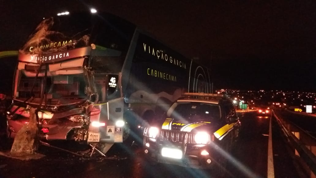  Acidente com ônibus e caminhão deixa oito pessoas feridas na BR-376, em Ponta Grossa