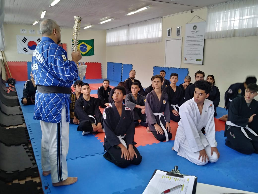  Mestre em artes marciais dá aulas de graça para estudantes da rede pública de ensino em Curitiba