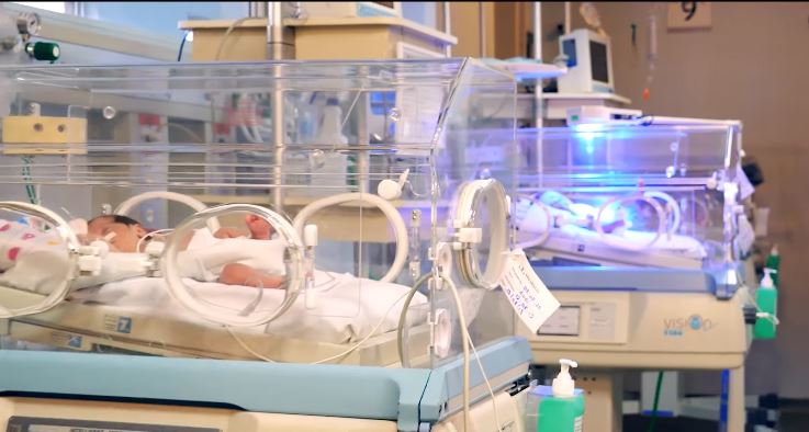  Vídeo mostra rotina de bebês prematuros em UTI neonatal