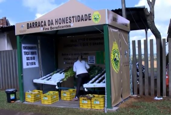  Sem vendedores, barraca de hortifrútis aposta na honestidade em Foz do Iguaçu