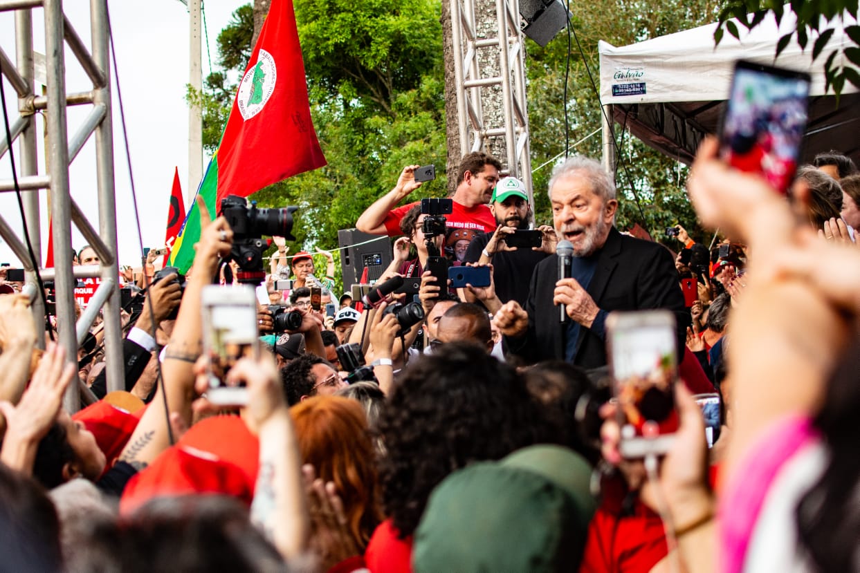  Ao deixar a prisão, Lula agradece os 580 dias de Vigília e faz críticas a Bolsonaro e Moro