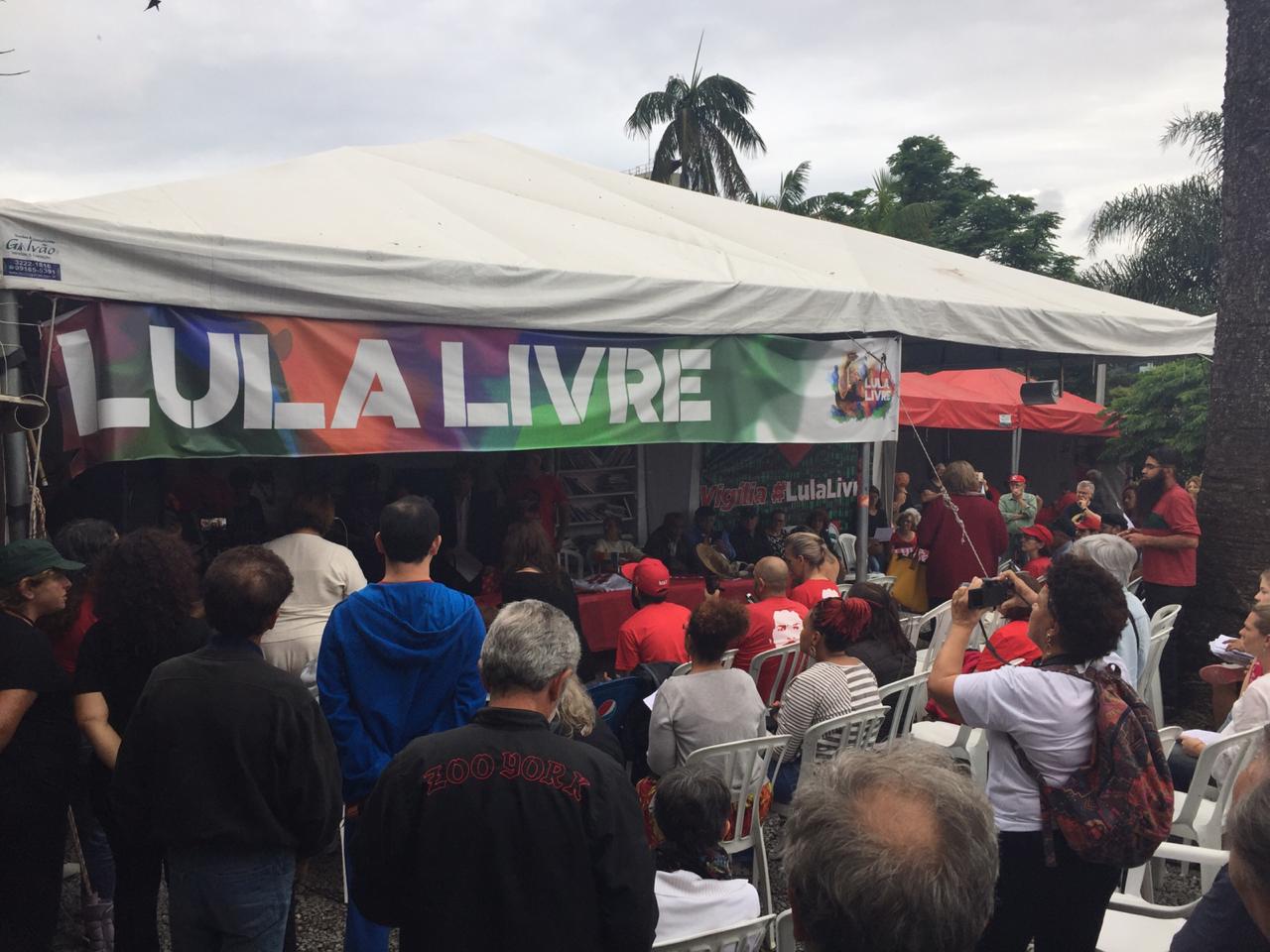  Após 580 dias de acampamento, futuro da vigília Lula Livre ainda é incerto