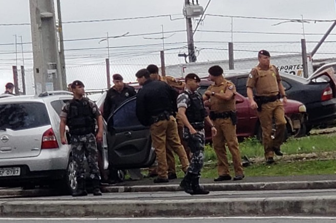  Homens em carro roubado fogem de abordagem policial e são mortos em confronto com a PM, no Pinheirinho